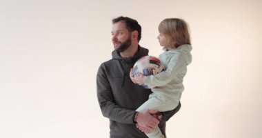 Kollarında oğlu olan mutlu ve yakışıklı bir babanın portresi. Mutlu peri masalı. Baba ve oğulun sevgisi.