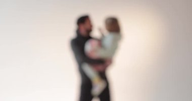 Kollarında oğlu olan mutlu ve yakışıklı bir babanın portresi. Mutlu peri masalı. Baba ve oğulun sevgisi.