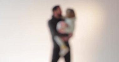 Kollarında oğlu olan mutlu ve yakışıklı bir babanın portresi. Mutlu peri masalı. Baba ve oğulun sevgisi.