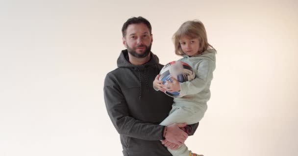 一个快乐英俊的爸爸抱着儿子的画像 快乐的童话 父子之爱 — 图库视频影像