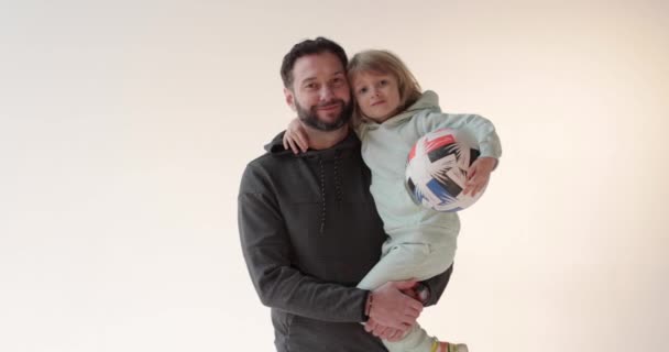 Retrato Pai Bonito Feliz Com Filho Nos Braços Feliz Conto — Vídeo de Stock