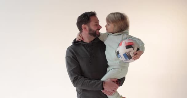彼の腕に息子とハンサムな父親の肖像画 ハッピーフェアリーストーリー — ストック動画