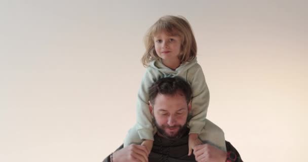 Retrato Pai Bonito Feliz Com Filho Nos Braços Feliz Conto — Vídeo de Stock