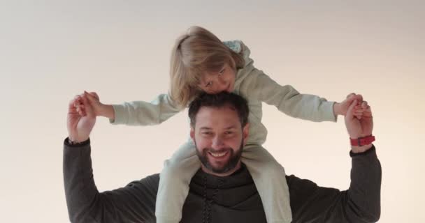 Egy Boldog Jóképű Apa Portréja Fiával Karjában Boldog Tündérmesét Apa — Stock videók