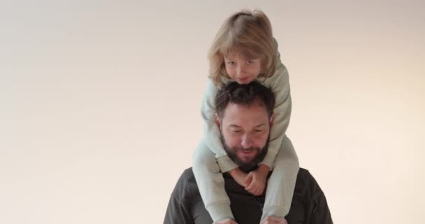 Muotokuva Onnellisesta Komeasta Isästä Poika Sylissään Onnellinen Satu Isän Pojan — kuvapankkivideo