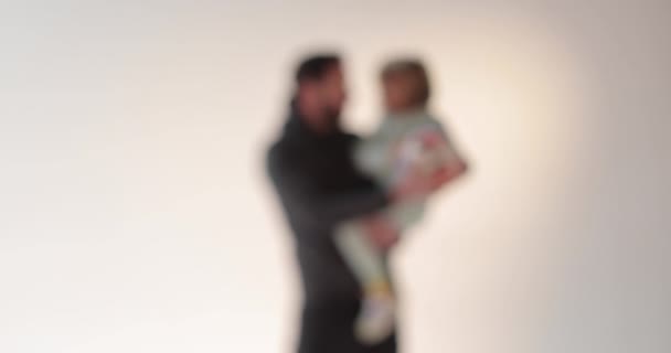 Portrait Beau Père Heureux Avec Son Fils Dans Les Bras — Video