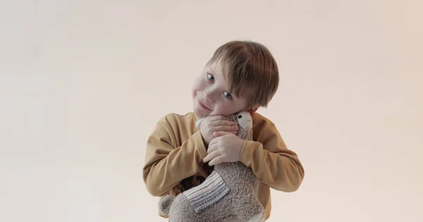 Portret Van Een Kleine Jongen Met Een Knuffel Zijn Handen — Stockfoto