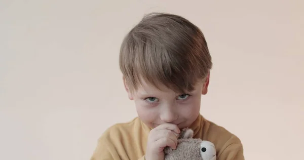 Портрет Маленького Хлопчика Якою Іграшкою Руках Зйомки Студії — стокове фото