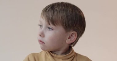 Elinde yumuşak bir oyuncak olan küçük bir çocuğun portresi. Stüdyoda çekim.