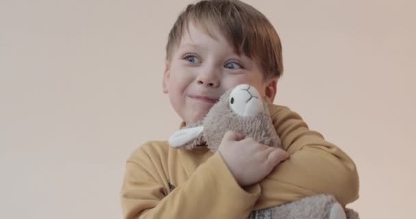 Portret Małego Chłopca Miękką Zabawką Rękach Kręcenie Studio — Wideo stockowe