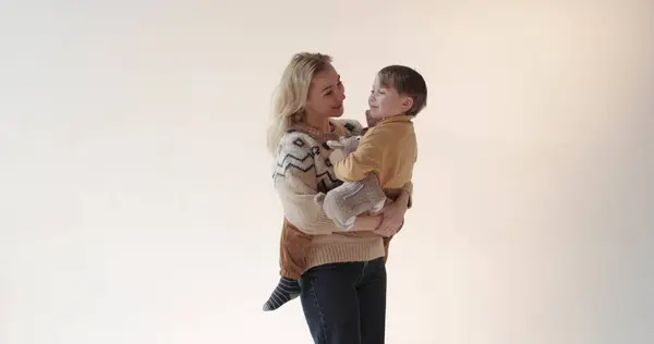 Seorang Ibu Dengan Anaknya Dalam Pelukannya Studio Ibu Yang Bahagia — Stok Foto