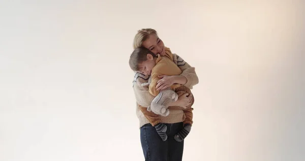 Egy Anya Fiával Kezében Stúdióban Boldog Anyja Egy Gyönyörű Fiúnak — Stock Fotó