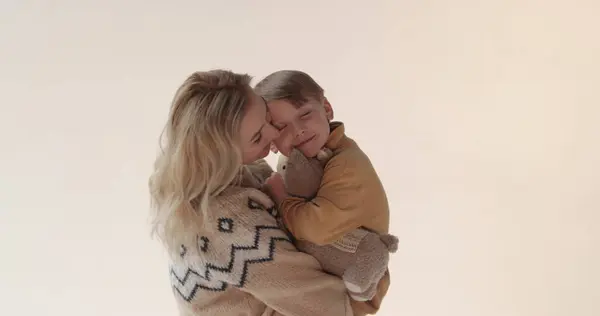 Stüdyoda Oğlu Kollarında Bir Anne Güzel Bir Oğlun Mutlu Annesi — Stok fotoğraf