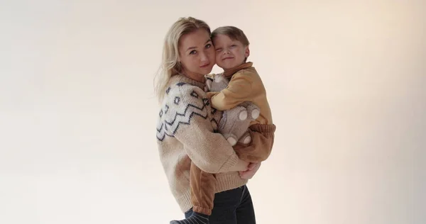 Egy Anya Fiával Kezében Stúdióban Boldog Anyja Egy Gyönyörű Fiúnak — Stock Fotó