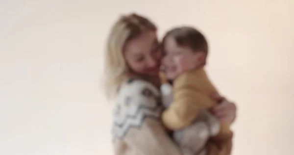 Stüdyoda Oğlu Kollarında Bir Anne Güzel Bir Oğlun Mutlu Annesi — Stok fotoğraf