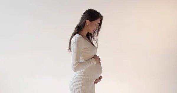 Красивая Беременная Мать Позирует Студии Белом Фоне Молодая Брюнетка Беременная — стоковое фото