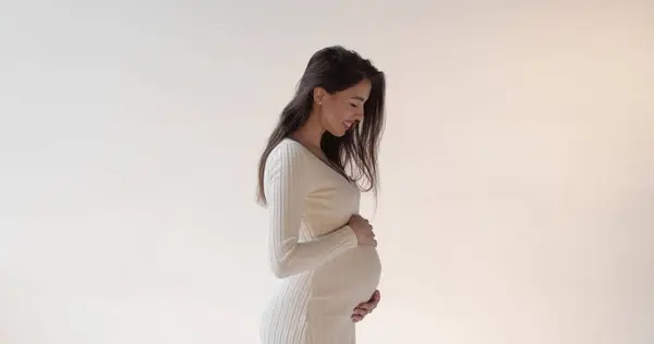 Красивая Беременная Мать Позирует Студии Белом Фоне Молодая Брюнетка Беременная — стоковое фото