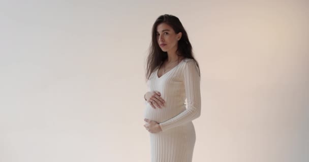Krásná Těhotná Matka Pózuje Studiu Bílém Pozadí Mladá Brunetka Těhotná — Stock video