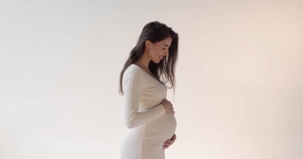 Vacker Gravid Mamma Poserar Studion Vit Bakgrund Ung Brunett Gravid — Stockvideo