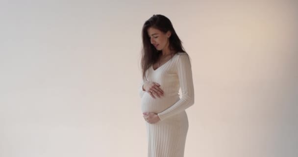 Piękna Ciężarna Matka Pozująca Studio Białym Tle Młoda Brunetka Ciąży — Wideo stockowe