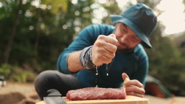 Primer Plano Turista Exprimiendo Jugo Lima Sobre Carne Preparación Marinado — Vídeos de Stock