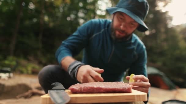 一个游客在肉上挤柠檬汁的特写镜头 游览山区时露天肉类的准备和腌制 — 图库视频影像