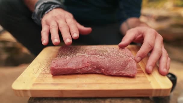 Großaufnahme Von Männerhänden Die Gewürze Fleisch Einreiben Für Das Kochen — Stockvideo