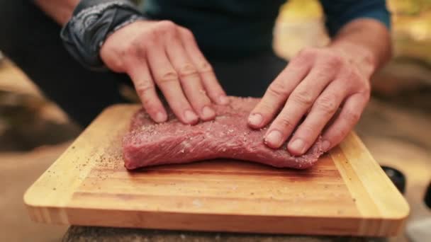 Primer Plano Las Manos Los Hombres Frotando Especias Carne Preparándola — Vídeo de stock