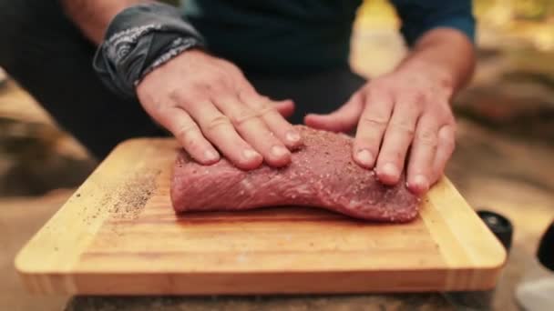 Großaufnahme Von Männerhänden Die Gewürze Fleisch Einreiben Für Das Kochen — Stockvideo