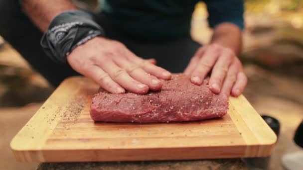Primer Plano Las Manos Los Hombres Frotando Especias Carne Preparándola — Vídeo de stock