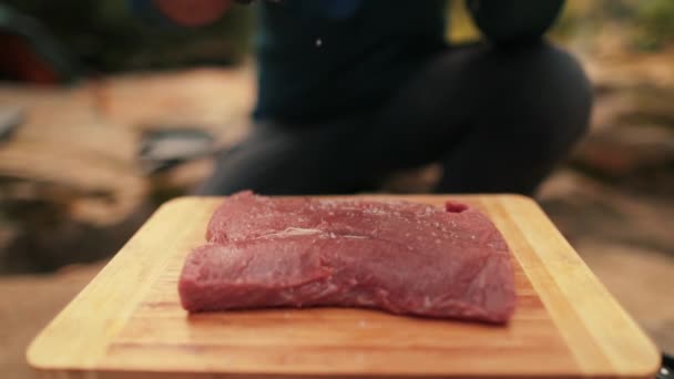 在一块木板上的牛肉牛排的特写 上面有肉的调味品 露天肉类的腌制 — 图库视频影像