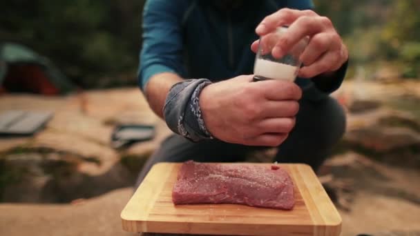 쇠고기 스테이크 슬로우 모션에 스프링 난로에서 요리를위한 고기의 — 비디오