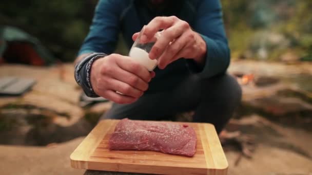 Pojedynczy Turysta Gotuje Stek Wołowy Posypuje Solą Tło Natury Zwolni — Wideo stockowe