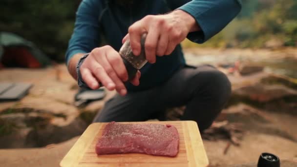 Single Toerist Kookt Biefstuk Strooien Zout Achtergrond Van Natuur Slow — Stockvideo
