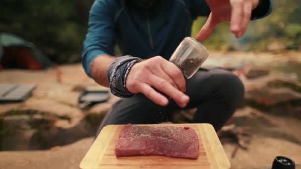 Single Toerist Kookt Biefstuk Strooien Zout Achtergrond Van Natuur Slow — Stockvideo