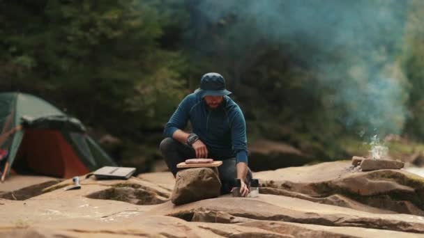 Samotny Turysta Gotuje Jedzenie Przy Ognisku Mężczyzna Turysta Gotuje Obiad — Wideo stockowe
