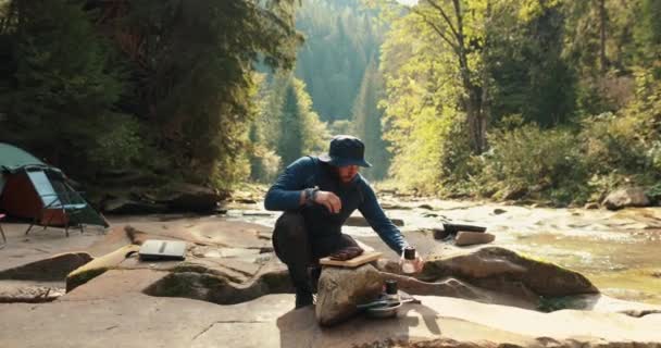 Yalnız Bir Turist Kamp Ateşinde Yemek Pişirir Erkek Yürüyüşçü Çölde — Stok video