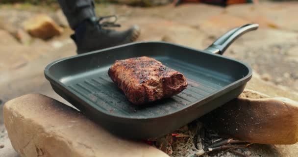 Добавление Масла Стейк Горячей Сковороде Процессе Приготовления Мяса Открытом Воздухе — стоковое видео