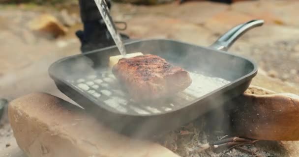 Lägga Smör Till Stek Varm Stekpanna Processen Att Grilla Kött — Stockvideo
