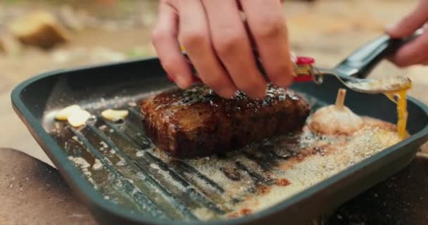 Dodawanie Masła Steku Patelni Procesie Grillowania Mięsa Świeżym Powietrzu Gotowanie — Wideo stockowe