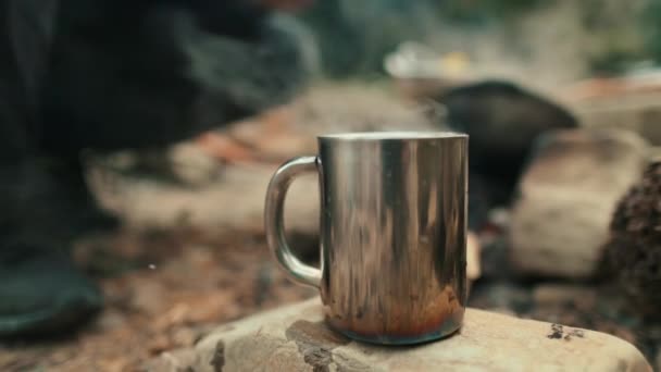 Seorang Turis Logam Mug Pada Batu Latar Belakang Api Unggun — Stok Video