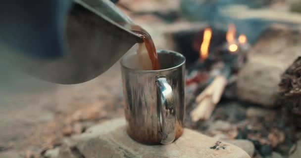 Preparando Vertiendo Café Una Olla Una Taza Metal Naturaleza Durante — Vídeo de stock