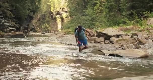 Homem Turista Ativo Caminha Longo Desfiladeiro Rochoso Com Rio Montanha — Vídeo de Stock