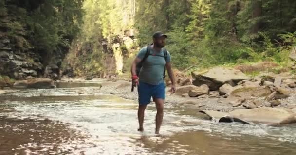 Aktiv Turist Går Längs Stenig Ravin Med Bergsflod Aktiv Rekreation — Stockvideo