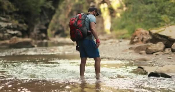 Aktywny Turysta Spaceruje Skalistym Wąwozie Górską Rzeką Aktywny Wypoczynek Górach — Wideo stockowe
