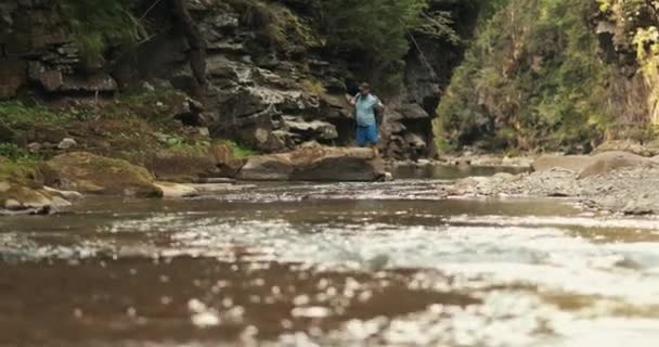 Ενεργός Τουρίστας Περπατά Κατά Μήκος Ενός Βραχώδους Φαραγγιού Ένα Ορεινό — Αρχείο Βίντεο