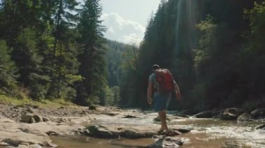 Dağ kanyonunda nehir boyunca yürüyen bir adamın hava görüntüsü. Dağ nehri boyunca tek bir turist yürüyüşü