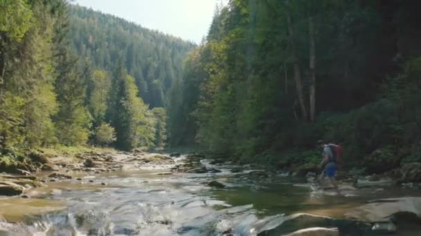 Вид Повітря Людину Йде Вздовж Річки Гірському Каньйоні Одномісний Туристичний — стокове відео