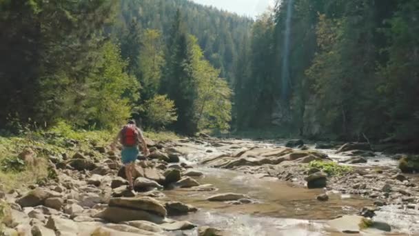 Dağ Kanyonunda Nehir Boyunca Yürüyen Bir Adamın Hava Görüntüsü Dağ — Stok video