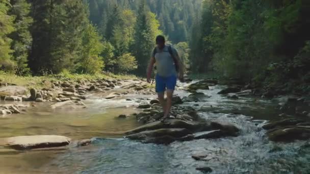 Dağ Kanyonunda Nehir Boyunca Yürüyen Bir Adamın Hava Görüntüsü Dağ — Stok video